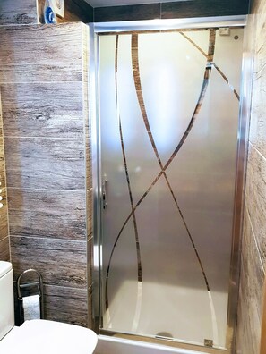 アパートメント | バスルーム | シャワー、ヘアドライヤー、タオル、トイレットペーパー