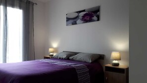 3 bedrooms, iron/ironing board, free WiFi, bed sheets - Spacious 6-person gîte in a quiet, leafy setting.  (Montluel)