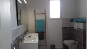 Shower, hair dryer, towels, soap - Spacious 6-person gîte in a quiet, leafy setting.  (Montluel)