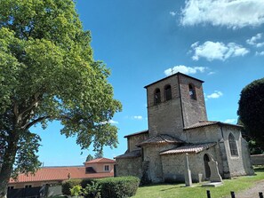 Exterior - Spacious 6-person gîte in a quiet, leafy setting.  (Montluel)