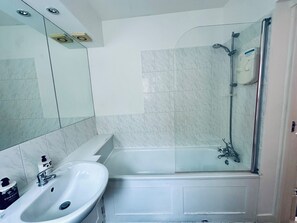 Sèche-cheveux, serviettes fournies, savon, shampoing