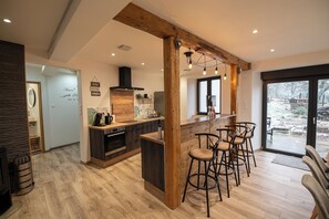 Een koelkast, een magnetron, een oven, een kookplaat