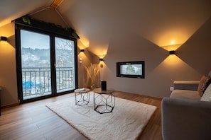 TV, fireplace