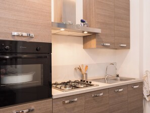 Micro-ondes, four, plaque de cuisson