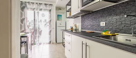 Køleskab, mikrobølgeovn, kaffe-/temaskine, brødrister