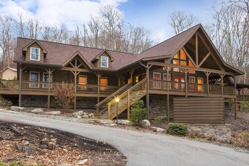 Cozy 2-bedroom lodge in fabulous Banner Elk with WiFi, fitness room