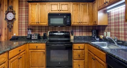 Cozy 2-bedroom lodge in fabulous Banner Elk with WiFi, fitness room