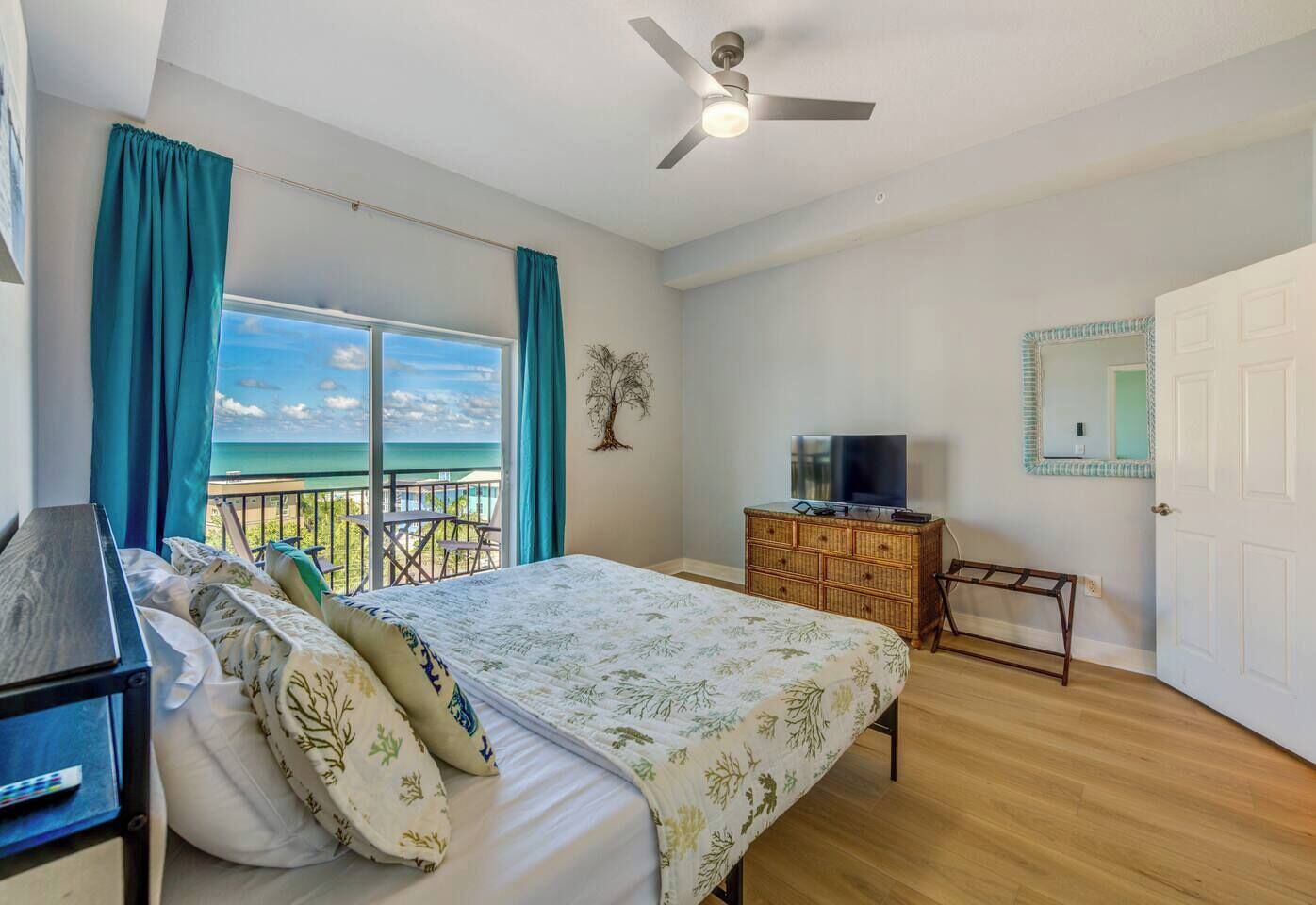 2 bedrooms, desk, iron/ironing board, travel crib