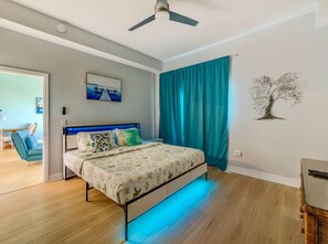 2 slaapkamers, een bureau, een strijkplank/strijkijzer, reisbedje