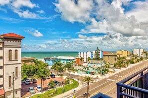 Property grounds - Madeira Beach Penthouse Gulf Views Balcony Sunsets (Madeira Beach)