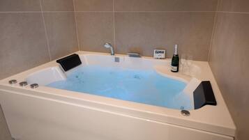 SĂšche-cheveux, serviettes fournies