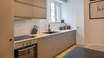 Kühlschrank, Mikrowelle, Ofen, Geschirrspüler