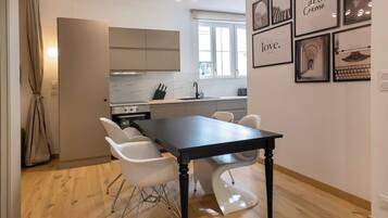 Kühlschrank, Mikrowelle, Ofen, Geschirrspüler