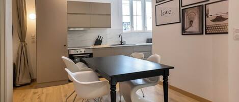 Réfrigérateur, micro-ondes, four, lave-vaisselle