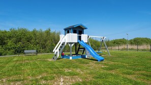 Zona de jocs infantil: a l'aire lliure