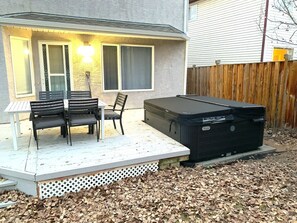 Outdoor dining - Casa Pura Vida: Hot Tub, Pool & Ping Pong Tables w/ Backyard & BBQ (Calgary)
