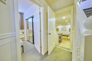 Interior - Casa Pura Vida: Hot Tub, Pool & Ping Pong Tables w/ Backyard & BBQ (Calgary)