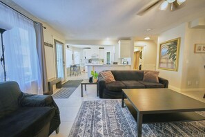 TV, fireplace, video games, DVD player - Casa Pura Vida: Hot Tub, Pool & Ping Pong Tables w/ Backyard & BBQ (Calgary)