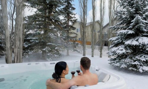 Casa Pura Vida: Hot Tub, Pool & Ping Pong Tables w/ Backyard & BBQ
