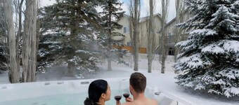 Casa Pura Vida: Hot Tub, Pool & Ping Pong Tables w/ Backyard & BBQ