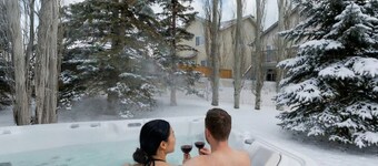 Casa Pura Vida: Hot Tub, Pool & Ping Pong Tables w/ Backyard & BBQ