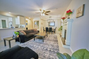 テレビ、暖炉、テレビゲーム、DVD プレーヤー