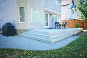 Outdoor dining - Arbour Lake 3BR2BA Family Retreat w/ Hot Tub, Games Room, BBQ, Yard C-Air — Sleeps 8 (Calgary)