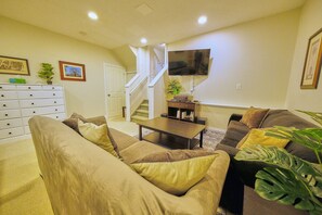 テレビ、暖炉、テレビゲーム、DVD プレーヤー