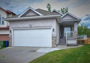 Exterior - Arbour Lake 3BR2BA Family Retreat w/ Hot Tub, Games Room, BBQ, Yard C-Air — Sleeps 8 (Calgary)