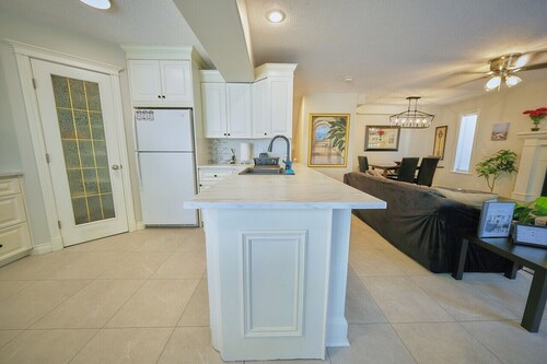 Casa Pura Vida: Hot Tub, Pool & Ping Pong Tables w/ Backyard & BBQ