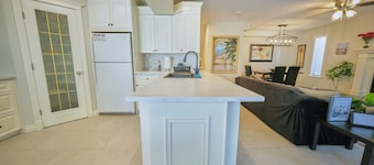 Casa Pura Vida: Hot Tub, Pool & Ping Pong Tables w/ Backyard & BBQ