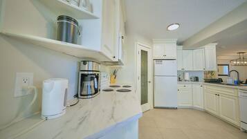 雪櫃、微波爐、焗爐、爐具