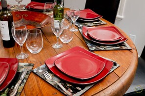Dining - Arbour Lake 3BR2BA Family Retreat w/ Hot Tub, Games Room, BBQ, Yard C-Air — Sleeps 8 (Calgary)
