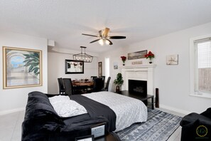 3 chambres, bureau, fer et planche à repasser, lit de bébé portatif