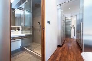 吹风机、毛巾、肥皂、洗发水