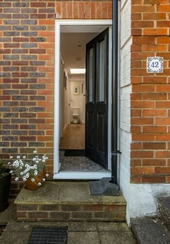 Self contained annexe, Hove Park
Private parking, own entrance,10 mins Brighton