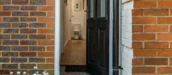 Self contained annexe, Hove Park
Private parking, own entrance,10 mins Brighton