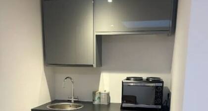 Self contained annexe, Hove Park
Private parking, own entrance,10 mins Brighton