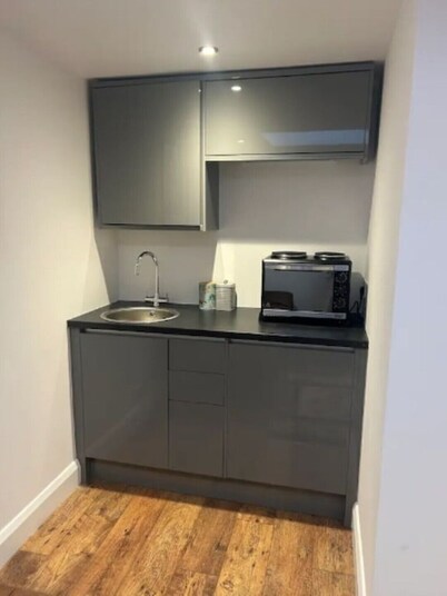 Self contained annexe, Hove Park
Private parking, own entrance,10 mins Brighton