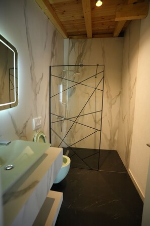 Deluxe studio suite, uitzicht op rivier | Badkamer | Een douche, gratis toiletartikelen, een haardroger, pantoffels