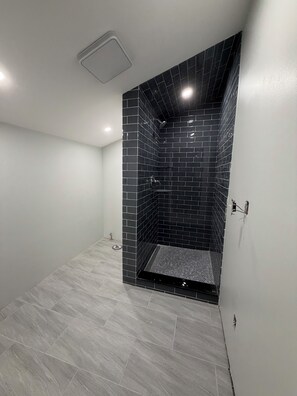 Douche, baignoire à jets, sèche-cheveux, bidet