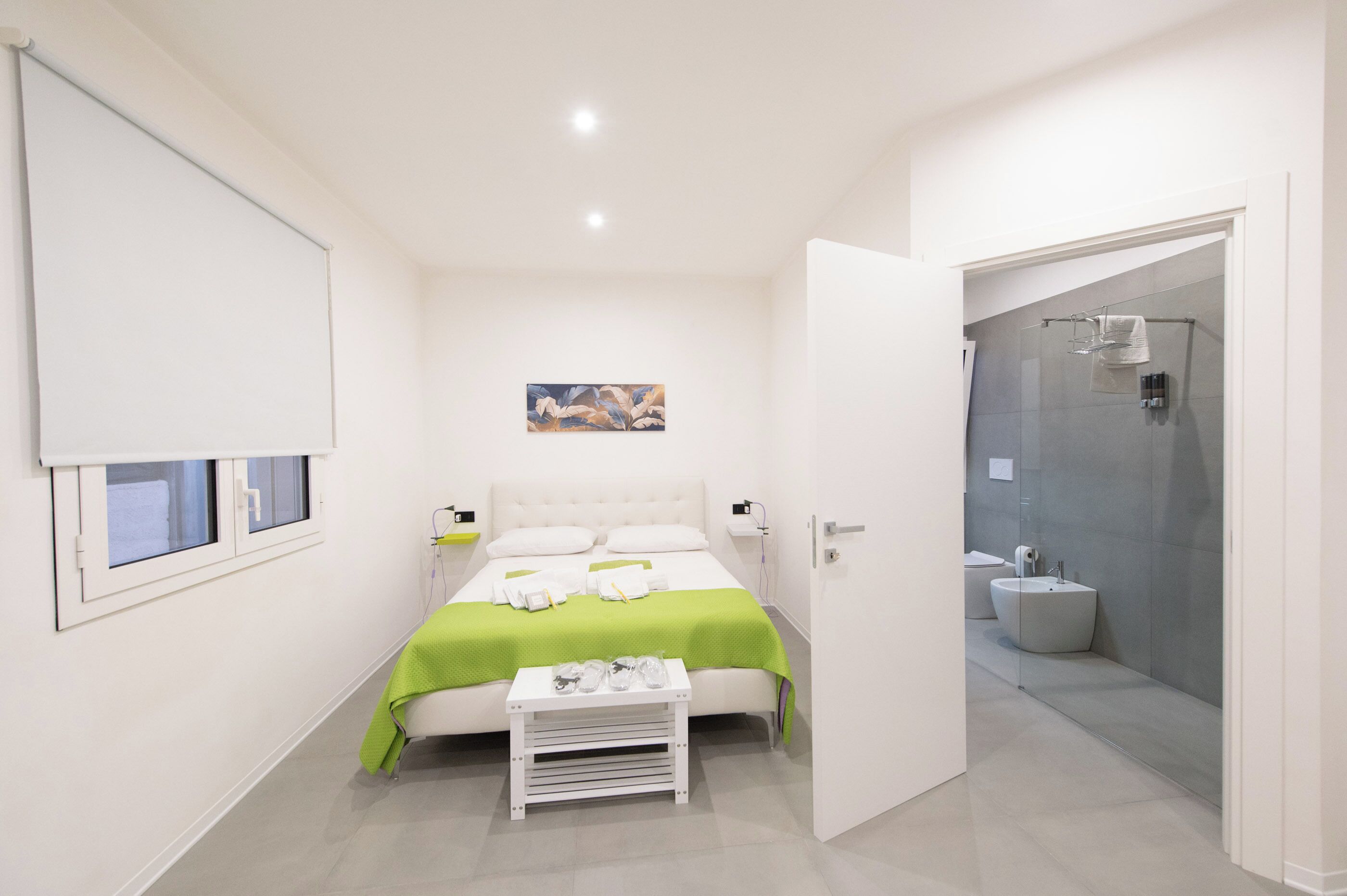 1 habitación, escritorio, tabla de planchar con plancha y cuna de viaje 