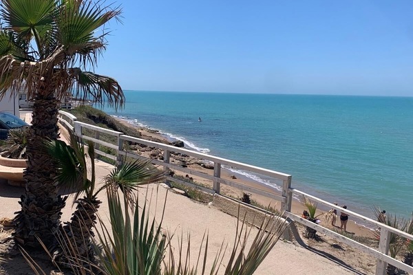 Una spiaggia nelle vicinanze, lettini da mare, teli da spiaggia
