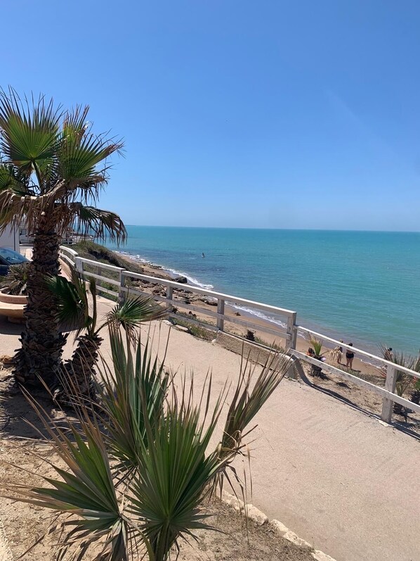 Vlak bij het strand, ligstoelen, strandlakens