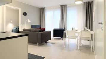 Apartamento standard | Área de estar | TV de tela plana