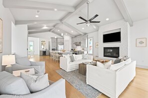 スマートテレビ、暖炉、DVD プレーヤー