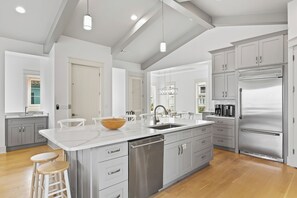 冷蔵庫、電子レンジ、オーブン、コンロ