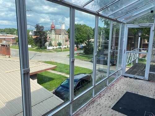 Cozy 2-bedroom apartment in enjoyable Elkader with AC, WiFi, view of downtown 