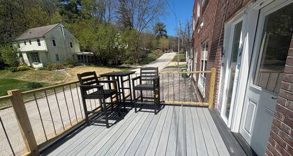 Cozy 2-bedroom apartment in enjoyable Elkader with AC, WiFi, view of downtown