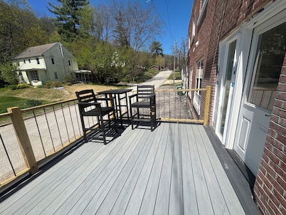 Cozy 2-bedroom apartment in enjoyable Elkader with AC, WiFi, view of downtown